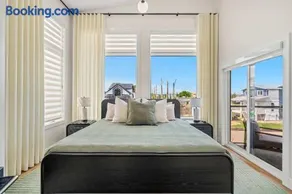 The Shoreline a Luxury Escape with Rooftop & Hot Tub - Image 3