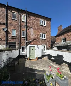 Charming 3 Bedroom High St Apartment - Image 2