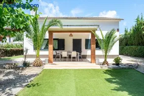 Villa with garden next to the beach - Image 1