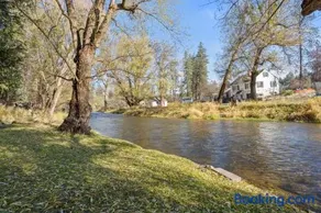Quiet Waterfront Cottage on the Little Spokane River - Image 3