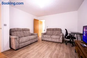Charming 1BR House in Eccles with Free Parking - Image 2