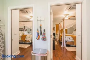 The Carriage House at The Hummingbird Inn, 2 King Suites, Free Parking, Historic Savannah - Image 1