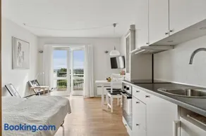 Apartamento vacacional con barbacoa, terraza y jardín | Vistas al agua - Image 2