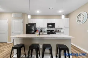 Sophisticated 3BD/2BA Retreat: Pool, Gym, Laundry - Image 2