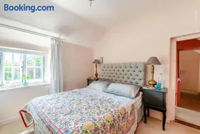 2 Bed in Cirencester oc-hic05 - Image 4