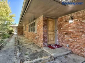 3 BR home with a Gameroom close to campus - Image 3