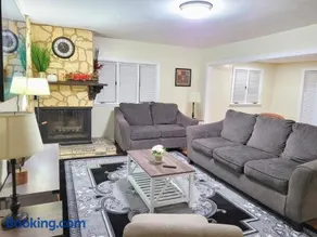 Nice big house with parking, king bed, yard - Image 1
