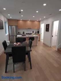 Vancouver Townhouse Getaway Modern 2BR with Balcony - Image 2