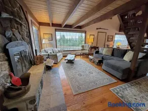 5H Charming Hilltop Farmhouse with Stunning Views & Modern Comforts Near Mountain View Grand Resort - Image 4