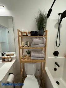 Cozy 2BR retreat in Rosewood - Image 2