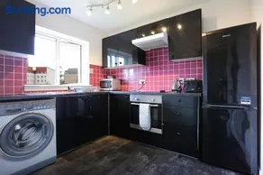 Ideal Central Edinburgh location with free on-site private parking - Image 2