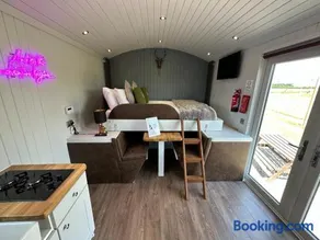 The Stag's Head - Shepherds Hut - Image 3