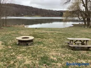 Lakeside Tiny Cozy Retreat - Image 3