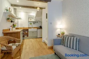The Shoe Box cottage with allocated parking - Image 1
