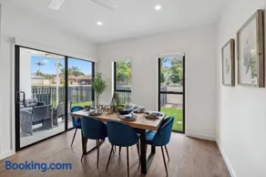 Brand New Modern 4BR House with Parking Yard Mall and Park - Image 4