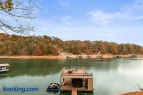 Relaxing Waterfront Stay Sleeps 16 Deck Hot Tub - Image 1