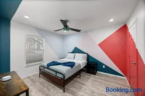 Modern 3-Story Townhome w Pool Table, Sleeps 10 Near Stadiums - Image 4