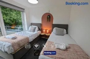 Cosy 3-Bed Home l Free Parking l WiFi l Sleeps 8 l Family Friendly l Hosted by The Cosy Corner Nationwide - Image 5