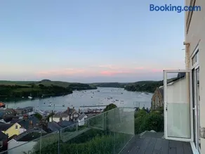 Stylish Apartment with Balcony, Views and Parking - Image 3