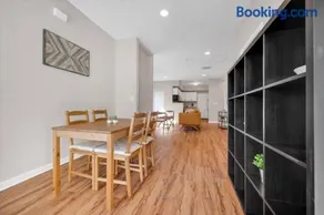 Spacious mid-century modern 3bed house - Image 2