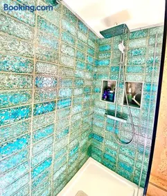Luxurious, Fabulous, Fun, Contemporary Suite in Retreat Centre - Image 5