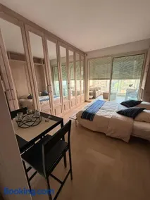 Luxury Retreat in Monaco with Rare Private Parking, Pool, AC and Wifi - Image 1