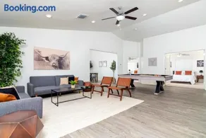 Spacious Family Oasis ~ PoolTable ~ Backyard ~ Pkg - Image 2