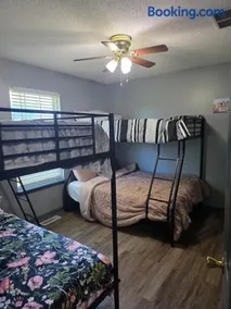 The E-Town Retreat 2BR townhouse close to Downtown - Image 2