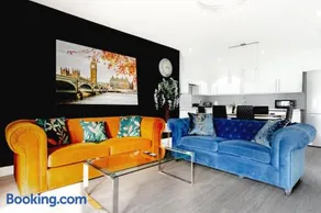 4-BR House Near-Harry Potter-SkyStudios-Sleep 8 & Work Stays - Image 4