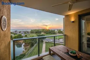 ZEN BY THE OCEAN - 1-BR Executive Biz Retreat - Image 1