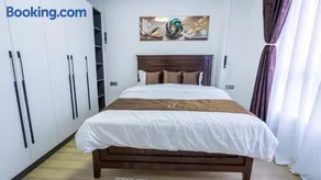 SPECIOUS two bedroom apartment with 3 beds - Image 4