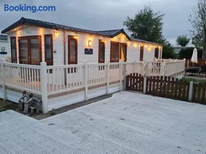 2 Bed Lodge Style Caravan with Hot Tub & Private Garden at Patrington Haven Leisure Park - Image 1