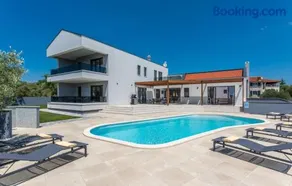 A lovely poolside villa in Krnica ideal for family - Image 4