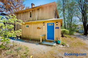 Enchanting dog-friendly ocean view home with kitchen, grill, balcony, TV, & deck - Image 1