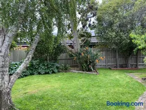 Serene 4Bed2Bath House w Parking Near Mornington Peninsula - Image 4