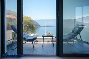 Ristanis Loft Mare Beachfront Retreat - Image 4