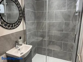 Modern self contained Studio EnSuite Room - Image 4