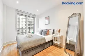Bright Riverside 2 Bed Haven with Balcony - Modern Comfort in Battersea - Image 3
