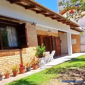 Casa ÍSIS de aluguel por temporada em Capão da Canoa com piscina - Image 1