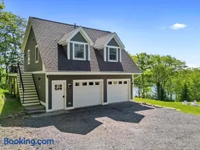 Charming coastal cottage with deck, grill, firepit, and jetted tub - Image 1