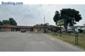 Queen's Motel Blenheim Near Lake Erie ON - Image 4