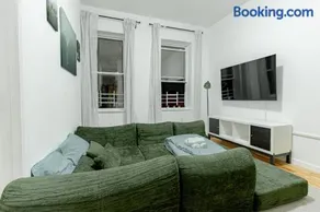 Modern 2BR Near LaGuardia & Subways - Image 3