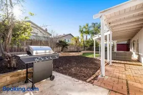 HUGE 5BR Family Retreat Backyard & Patio Lounge - Image 4