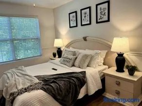 Bright Spacious Renovated Home Master on Main - Image 4