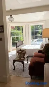 Romantic 1830 Georgian Apartment - Prime Location - Image 2
