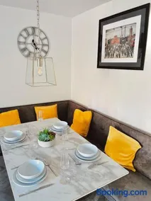 Stylish 2BR Home in Aspull Sleeps 4 with Parking - Image 5