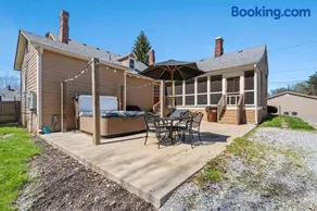 Holiday Bourbon Trail Family FUN-ZONE! Hottub! Arcade Games! Pool Table! Locally Owned Historic Pope House! 3900sqft! Right Outside of Bardstown! - Image 3