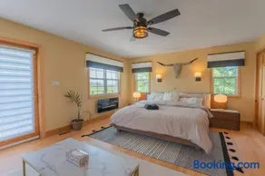 Luxury Hillside Farmhouse on The Bay of Quinte - Image 4
