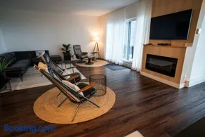 Bright Condo with Pool and Stunning View - Image 1