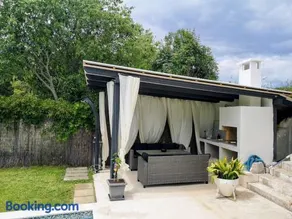Luxury Apartment with Private Heated Pool - Image 3